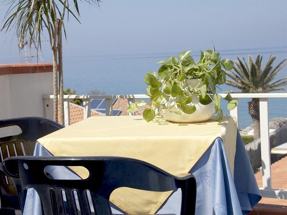 Aparthotel Oasi Azzurra Messina Exterior foto