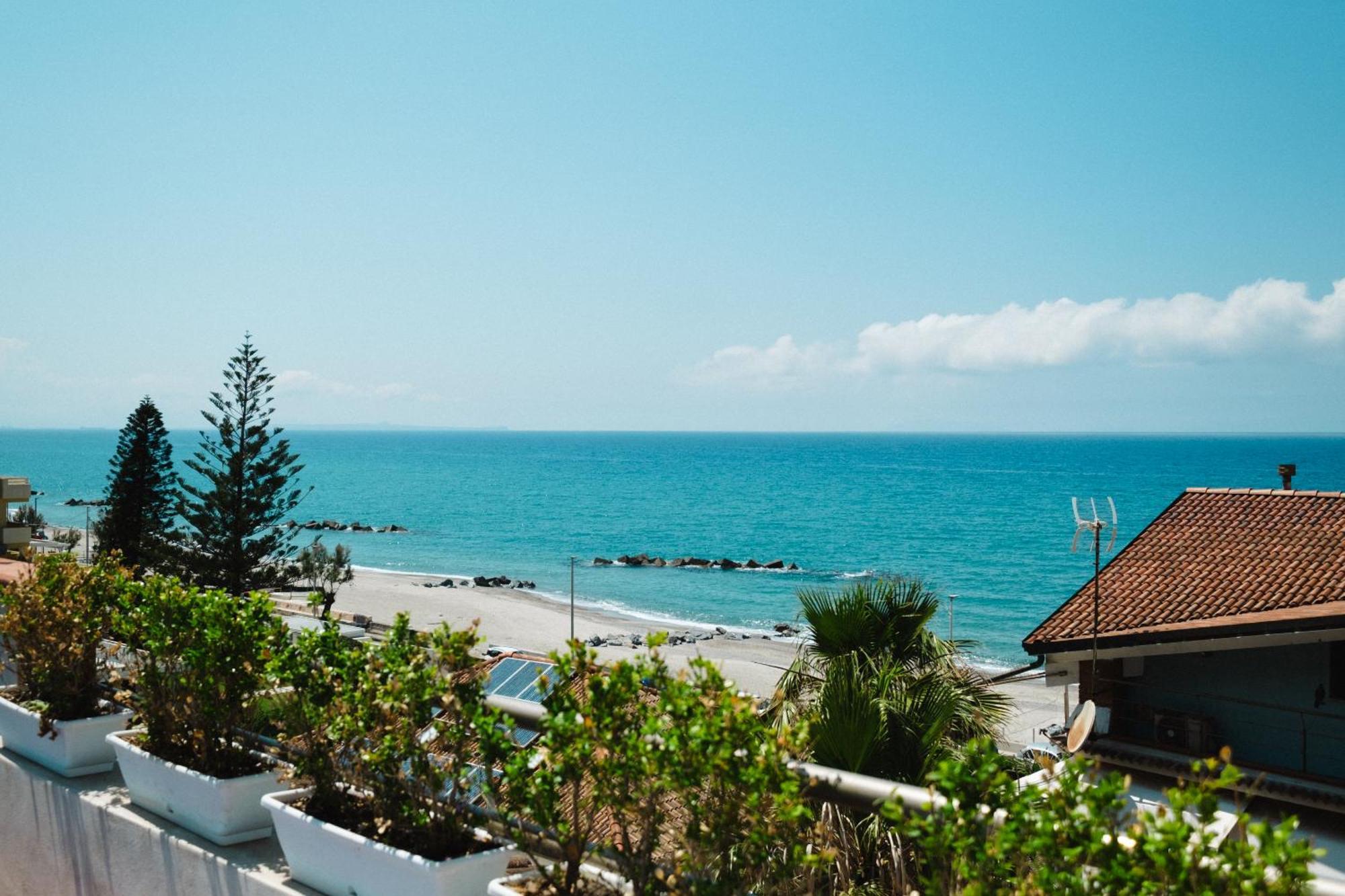 Aparthotel Oasi Azzurra Messina Exterior foto